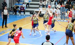 Manisa’nın tek kadın basketbol takımı zirve takibini sürdürüyor