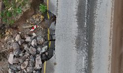 Manisa’nın Ahmetli ilçesinde yol çöktü: Ekipler sahada