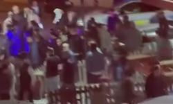 Manisa’da bıçaklı kavga: Öfkeli kalabalık şüphelinin motosikletini parçaladı