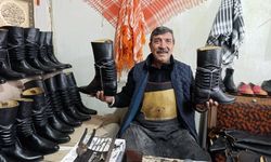 Manisalı Suat usta asırlık kalıplarla körüklü çizme üretiyor