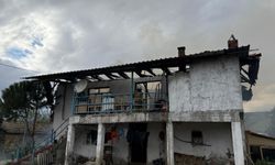 Manisa'da çıkan yangında 2 katlı ev yandı