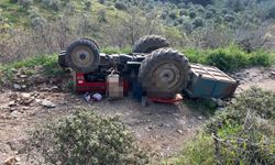 Manisa'da traktör devrildi: 3 ölü