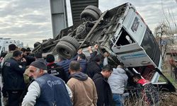 Özel halk otobüsü köprü direğine çarptı: 4 kişi hayatını kaybetti