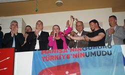 Mutlak butlan sonrası partililer CHP Manisa İl Başkanlığı’nda toplandı
