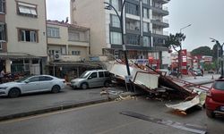 Manisa'da fırtına bir binanın çatısını uçurdu