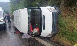 İzmir'de işçi servisi devrildi: 1 ölü, 10 yaralı