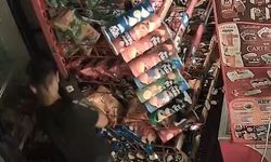 Marketin kapısını kırıp içeri giren çocuklar 100 bin TL'lik ürün çaldı