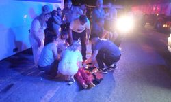 Manisa'da karşıya geçmeye çalışan anne ve kıza araba çarptı