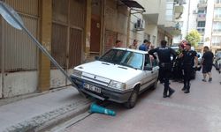 Polisi görünce aracını bırakıp kaçtı
