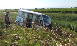 Manisa'da özel halk otobüsü şarampole devrildi