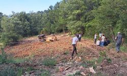 Devrilen traktörün altında kalan çiftçi hayatını kaybetti