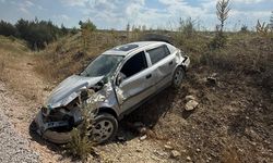 Manisa'da yoldan çıkan araç takla attı