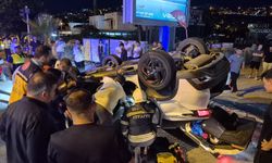 Kavşakta çarpışan otomobil devrildi