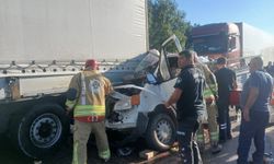 Manisa’da kamyonet tıra ok gibi saplandı: 1’i ağır 2 yaralı