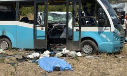 Manisa'da kamyonet ile halk otobüsü çarpıştı: 1 ölü, 4'ü ağır çok sayıda yaralı