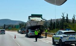 İzmir’de ilginç kaza: Otomobil tekneyle çarpıştı