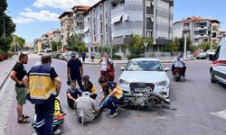 Manisa'da otomobille çarpışan motosikletteki 2 kişi yaralandı
