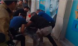 AKP Şehzadeler İlçe binası önünde bir kişi kendini yakmaya çalıştı