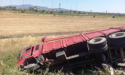 Manisa'da kamyon şarampole devrildi: Sürücü ağır yaralandı