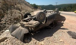 Manisa'da takla atan otomobilde 3 kişi yaralandı