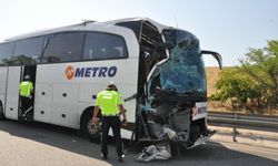 Manisa'da yolcu otobüsü kamyona çarptı: 1 ölü, 7 yaralı