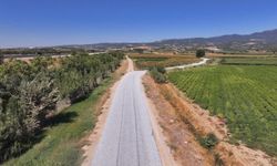 Manisa'da çiftçinin yollardaki toz çilesi sona eriyor