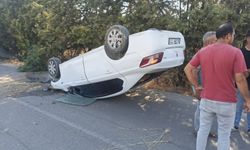 Manisa'da devrilen otomobilin sürücüsü yaralandı