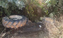 Devrilen traktörün altında kalan sürücüyü itfaiyeciler kurtardı