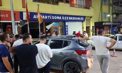 Manisa'da otomobil AKP ilçe binasına daldı