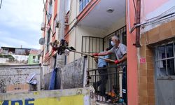 Manisa'da 10 yıllık çöp evden tonlarca atık çıktı