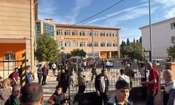 Manisa'da okul saldırısı: Veliler silah seslerinin yükseldiği okula akın etti