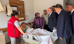 Manisa Valisi yaralı öğrencileri hastanede ziyaret etti