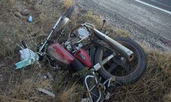 Yol kenarında bekleyen motosiklet sürücüsü canından oldu