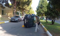 Manisa'da otomobil 2 araca çarpıp devrildi