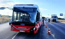 Manisa'da halk otobüsüyle tır çarpıştı