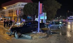 Manisa'da 2 otomobil kavşakta çarpıştı