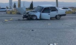 Manisa'da otomobil ile tır çarpıştı: Tofaş hurdaya döndü