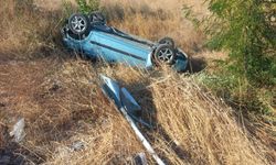 Eski Muradiye yolunda araç tarlaya devrildi