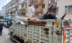 Manisa'da kötü kokular gelen evden 10 ton çöp çıktı