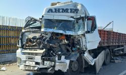Manisa'da tır kamyona arkadan çarptı