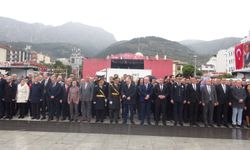 Manisa’da Cumhuriyet coşkusu çelenk töreniyle başladı