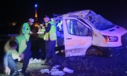 Manisa'da kamyonet devrildi: 4 kişi yaralandı