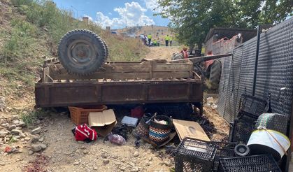 Manisa'da işçileri taşıyan traktör devrildi