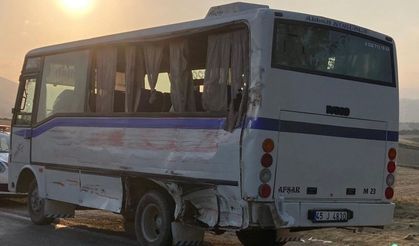 Manisa'da işçi servisiyle kamyonet çarpıştı: 1 ölü, 5 yaralı