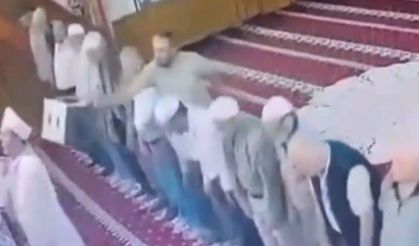 Manisa'da namaz kıldıran imama plastik tabureli saldırı