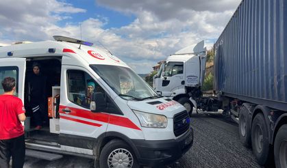 Manisa'da kontrolden çıkan tır bariyerlere çarptı