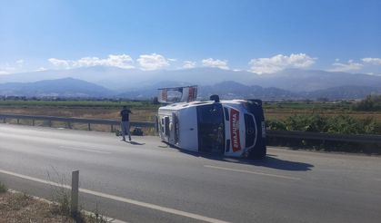 Manisa'da yaşanan feci kazada hasta nakil aracı ve kamyonet çarpıştı