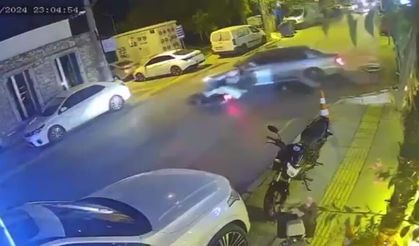 Motosiklet otomobile ok gibi saplandı: 1 ölü, 1 yaralı