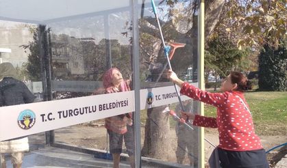 Turgutlu’da zarar gören servis bekleme durakları yenilendi