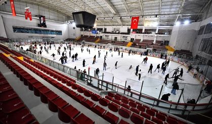 İzmir’in buz pisti büyük ilgi görüyor